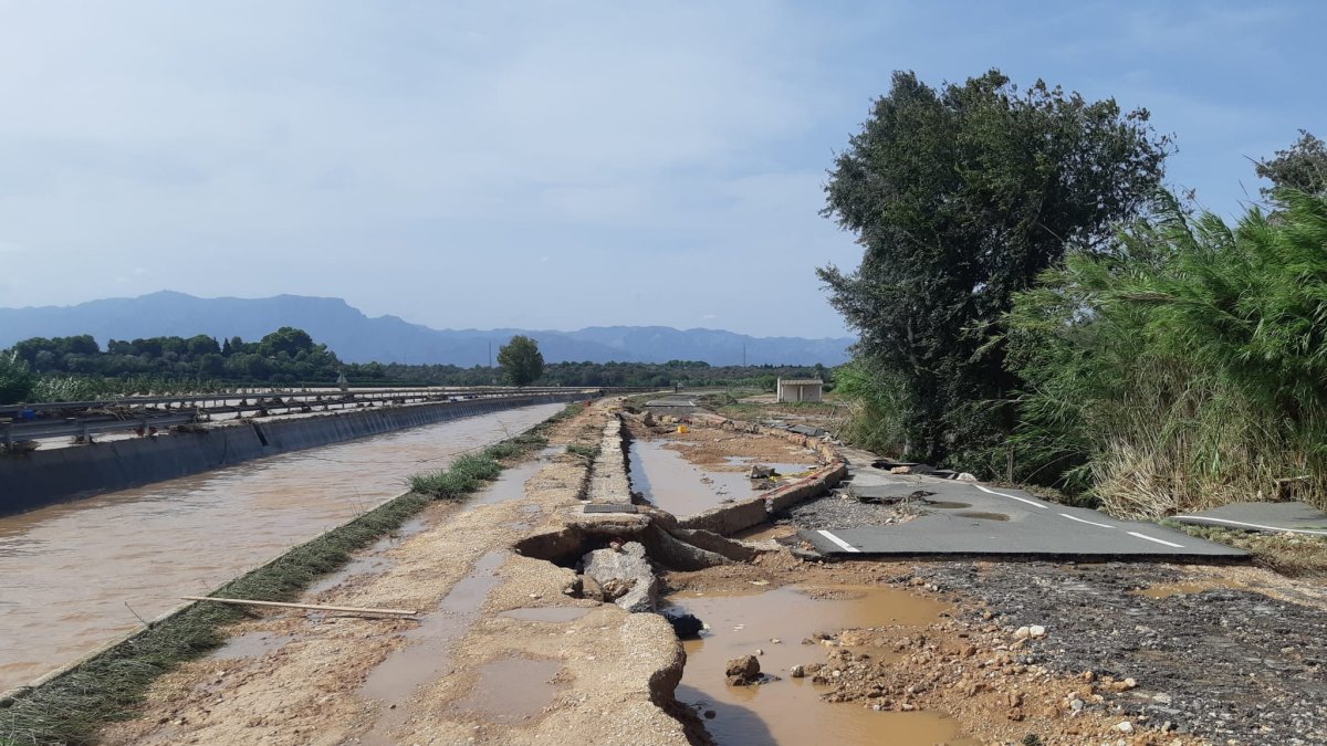 Imatge de la carretera d'Aldover desp´res d'un episodi d'aiguats