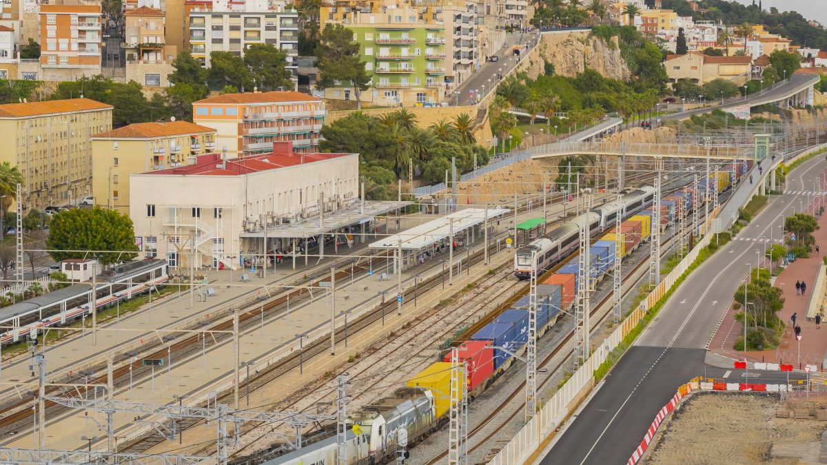 Imatge d’un tren de mercaderies al seu pas per l’estació de Tarragona.