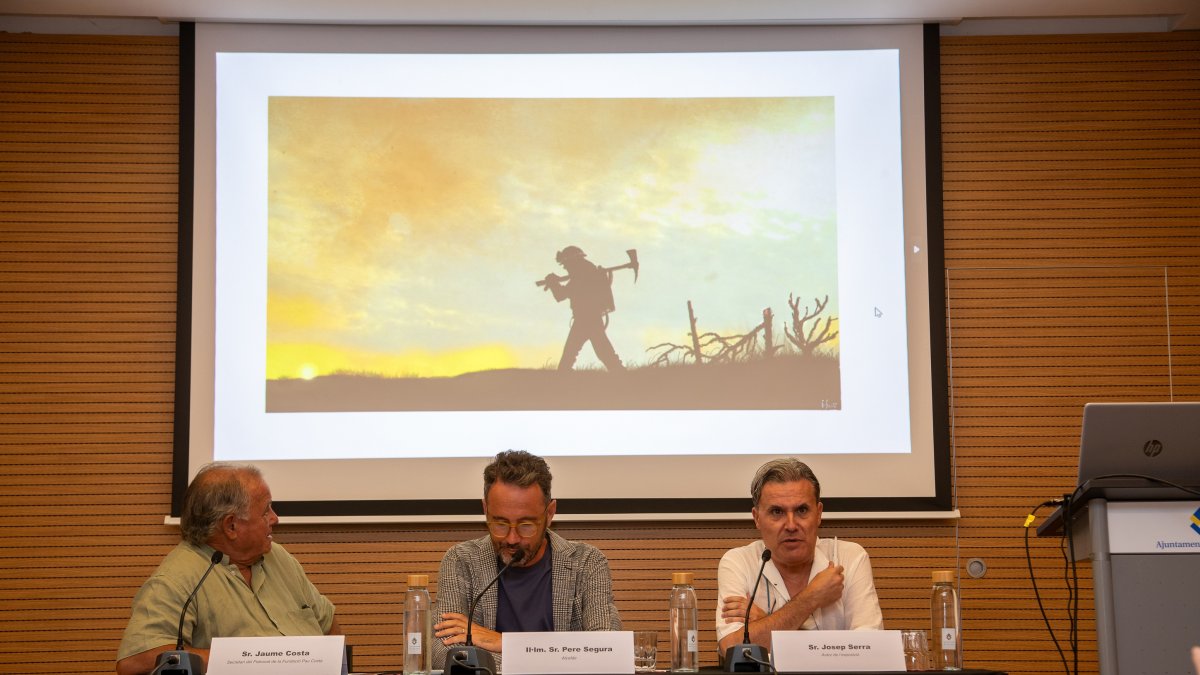 Presentación de la exposición martes al Castillo de Vila-seca con el autor y el alcalde Pere Segura.