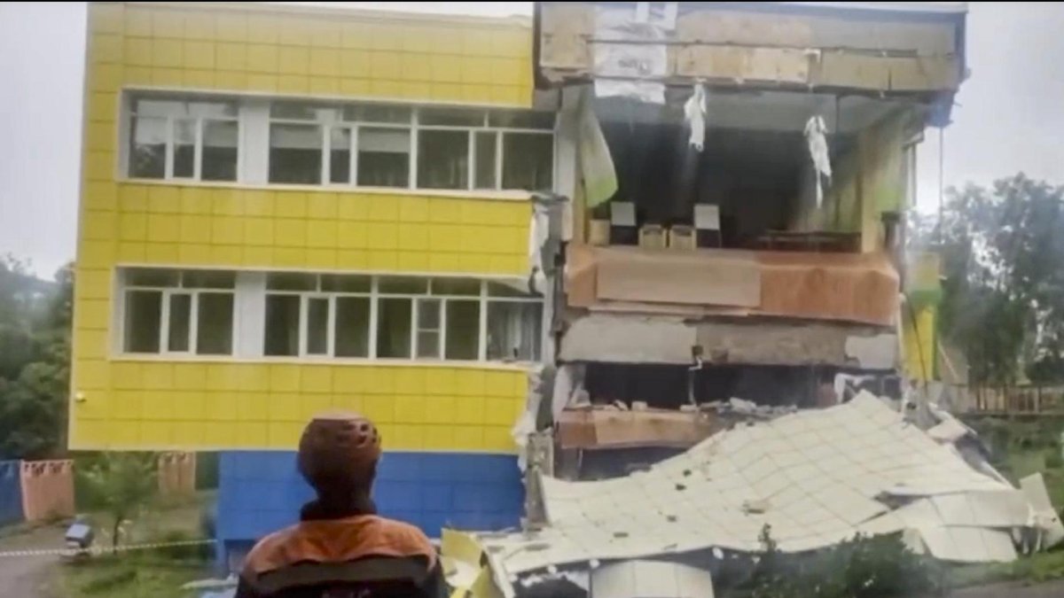 Un rescatador situat a prop d’una guarderia danyada després del terratrèmol, a Kamchatka.