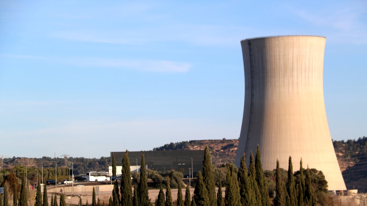 Torre de condensación de la central nuclear de Ascó.