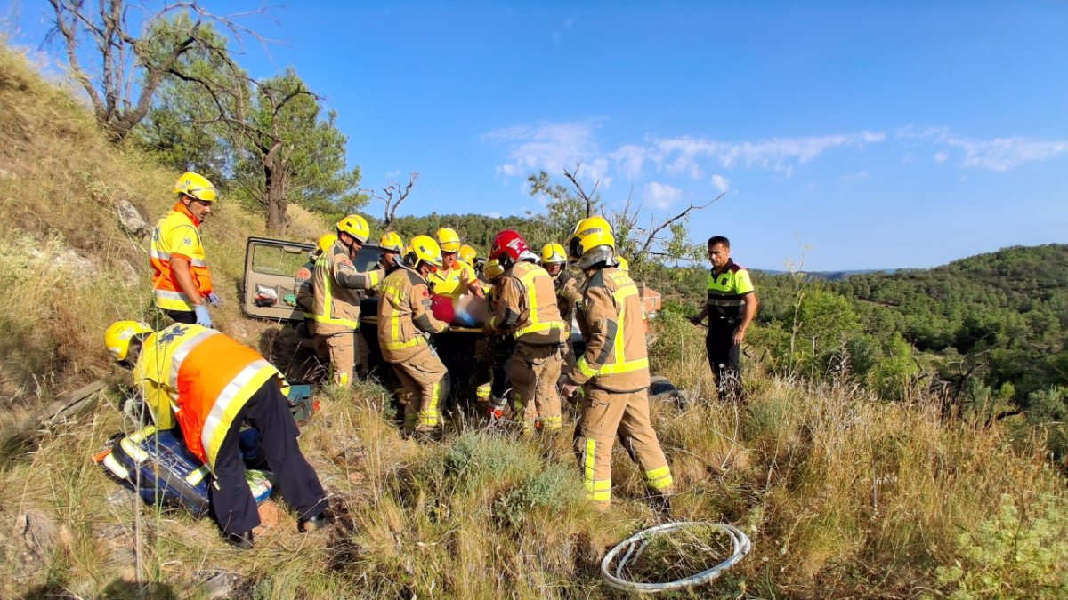Bombers ha activat quatre dotacions per atendre l'accident.