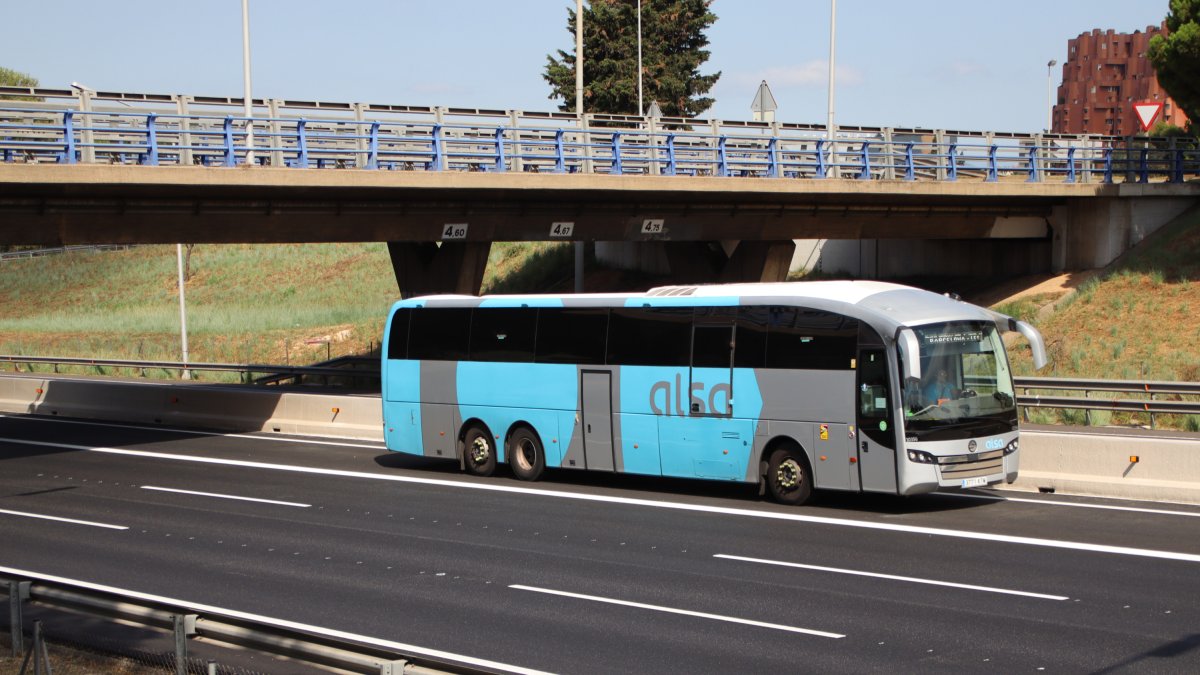Un autocar pasa por el carril bus de la B-23 de entrada en Barcelona