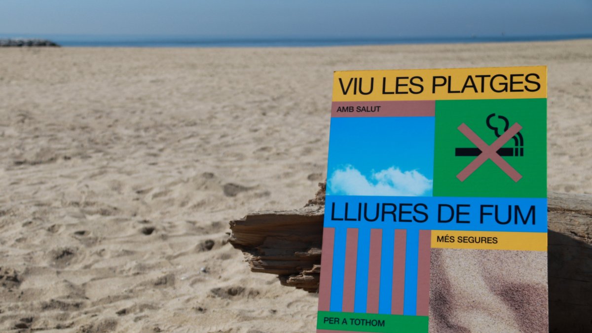 Cartell de la Diputació de Barcelona per prohibir el tabac a les platges