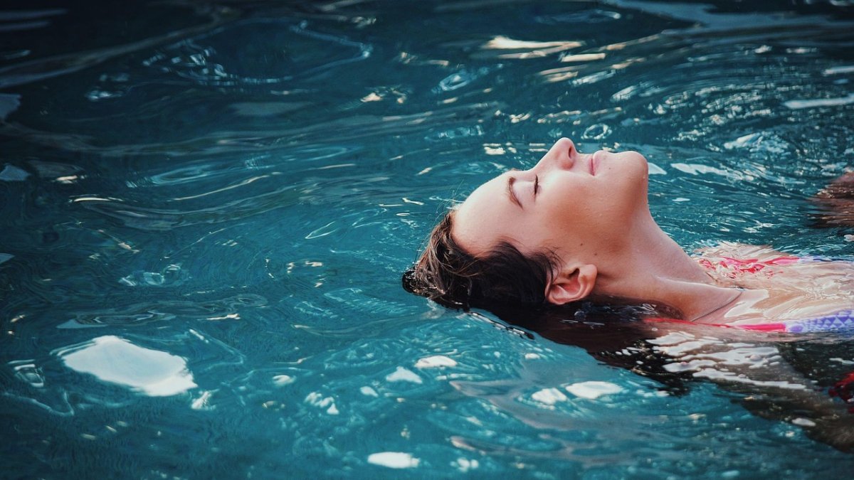 Imagen de una chica en una piscina.