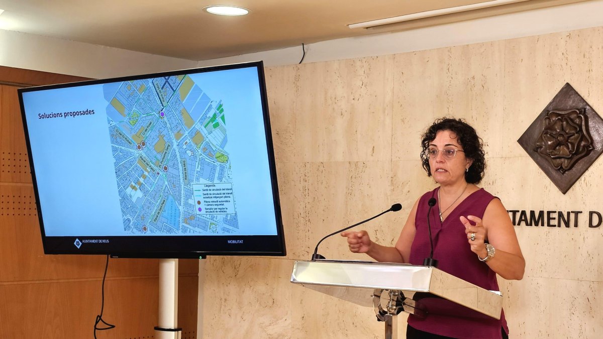 La concejala de Seguridad Ciudadana y Convivencia, Dolors Vázquez, explicando los cambios.