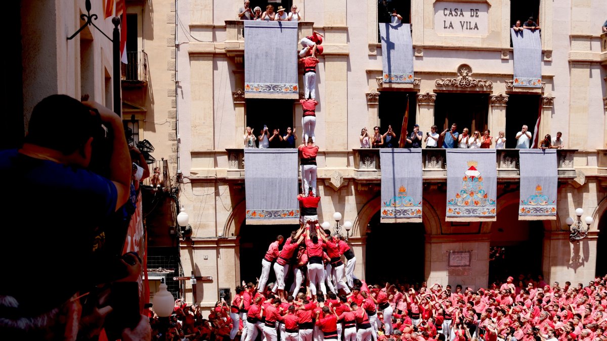 2de9fm de la Joves de Valls durant la diada de Sant Joan.