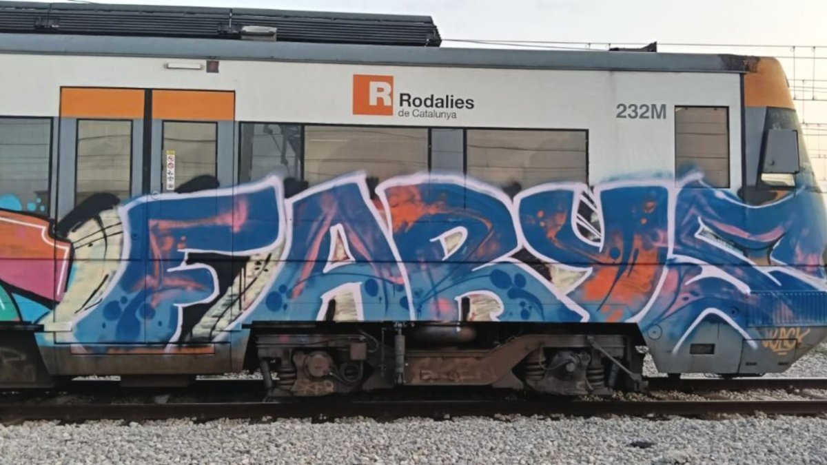 Tren de Rodalies pintado por unos grafiteros en el Vendrell.