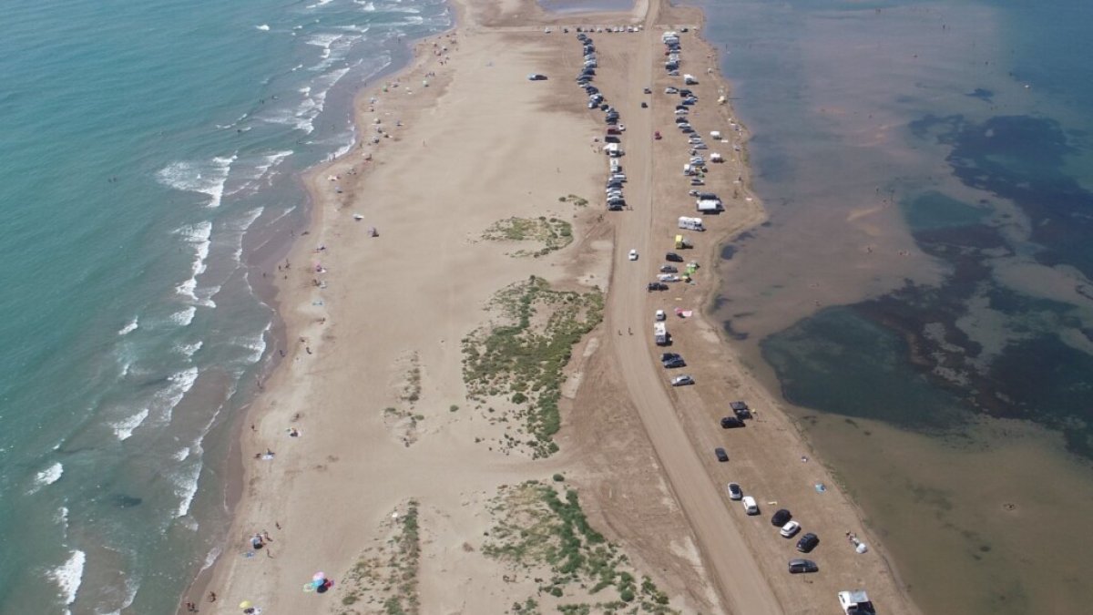 Vista aérea de la playa del Trabucador antes de la regulaciones de aparcamiento.