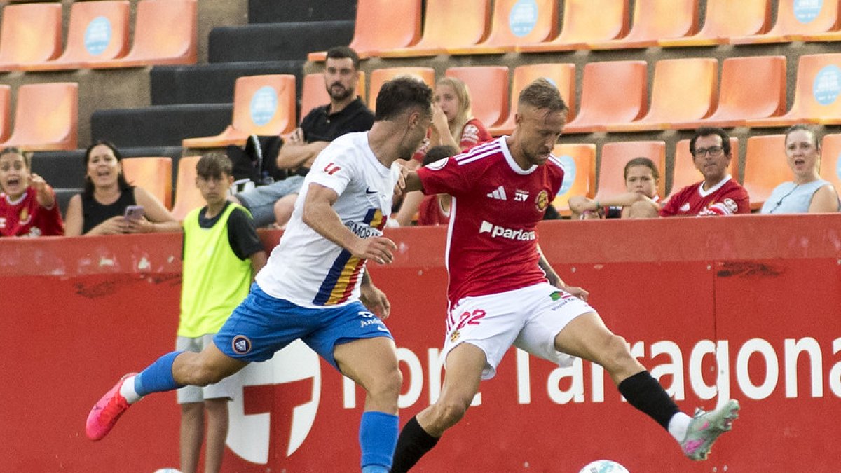 Víctor Narro condueix la pilota en el partit de pretemporada contra l'FC Andorra.