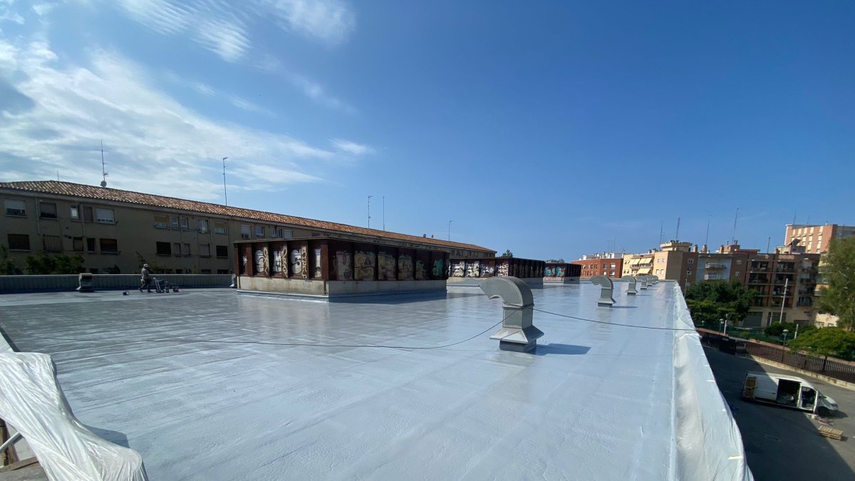 Tasques de renovació de la coberta del recinte firal.