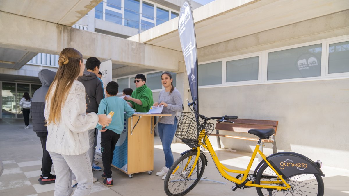 Es van realitzar campanyes informatives als instituts per presentar el servei.