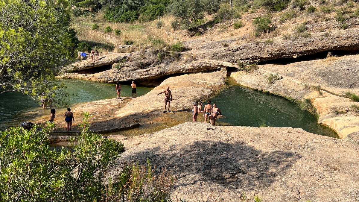 Visitants prenent el bany a les Olles d'Horta.