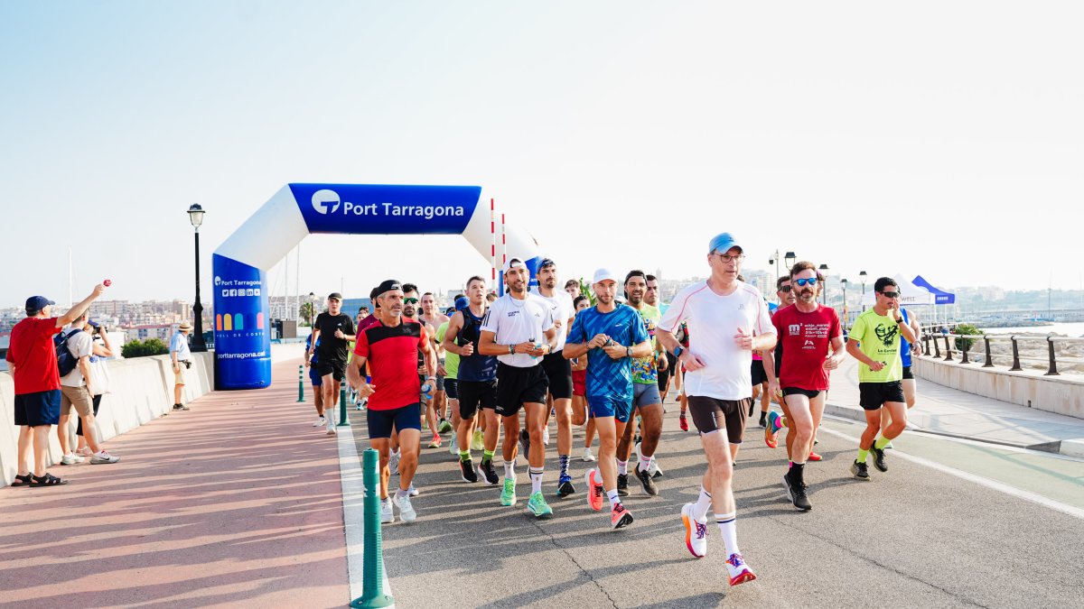 Més de 300 'runners' va acompanyar a pitufollow durant el repte al Port de Tarragona.