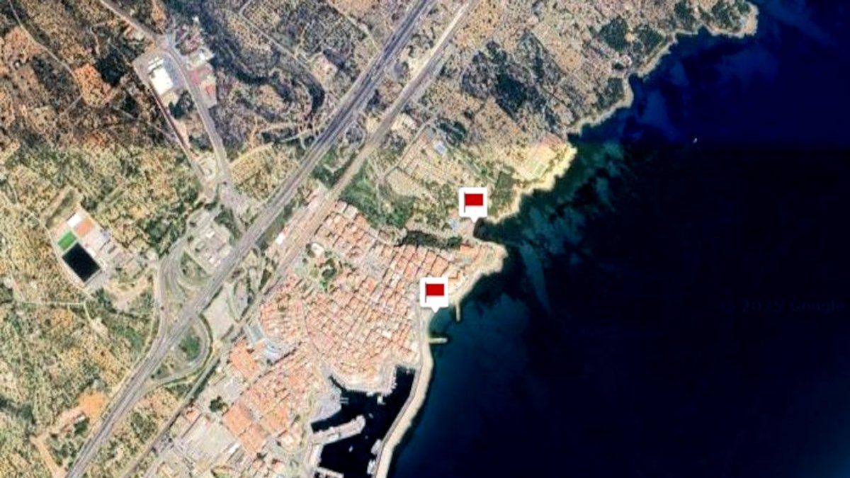 Plan aéreo de Protección Civil con el aviso con banderas rojas de cierre de playas en l'Ametlla de Mar.