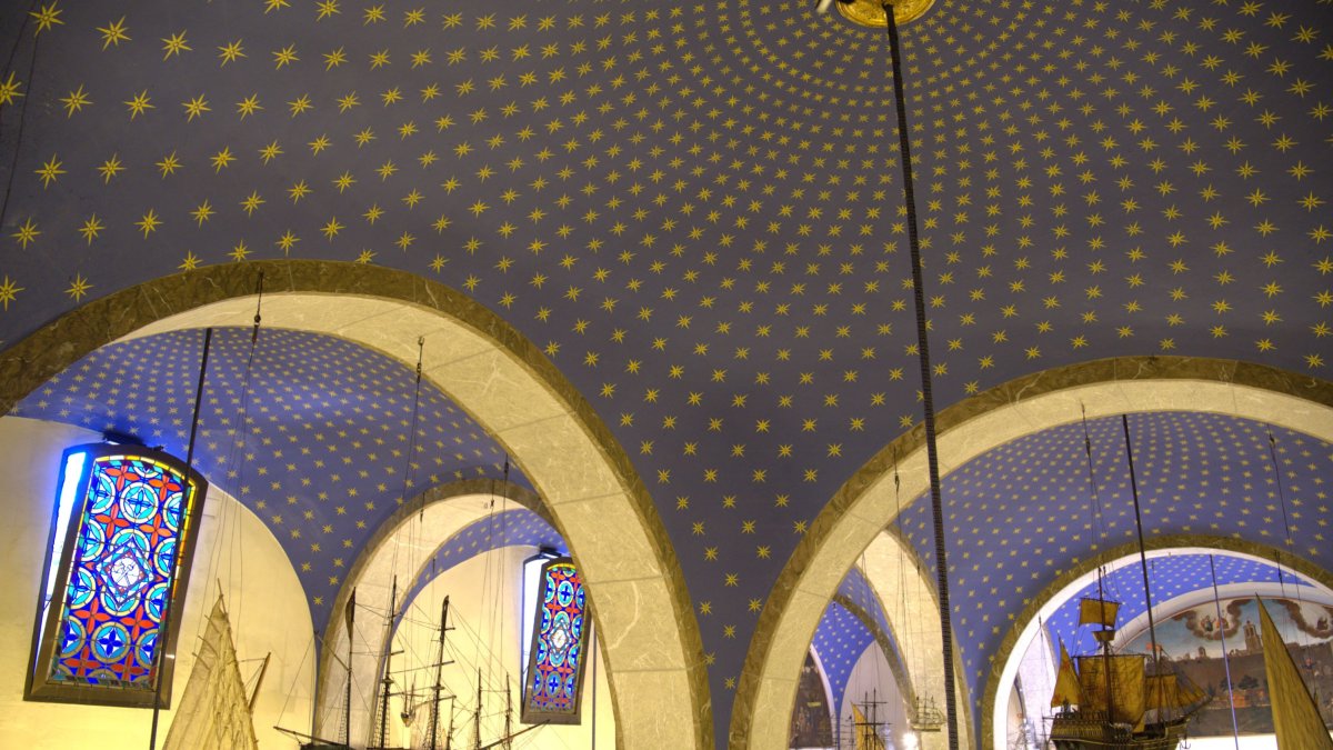 Detall del sostre de la capella amb diversos exvots de vaixells que, segons la fe dels mariners, es van salvar gràcies a Sant Magí.