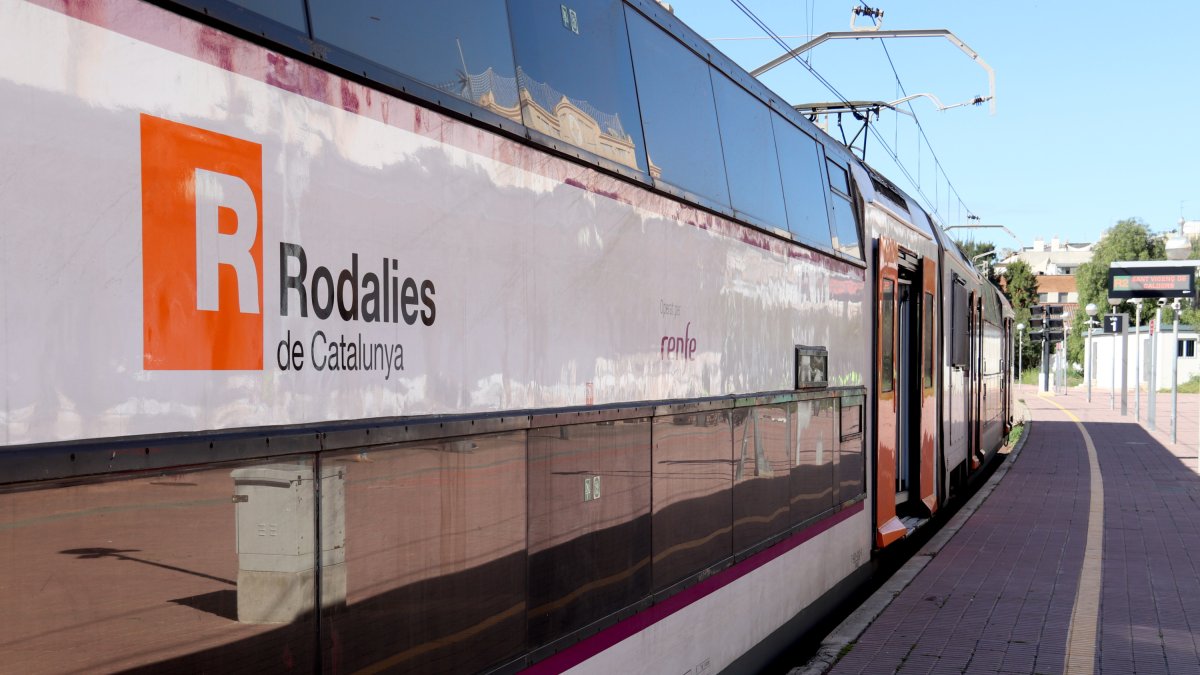 Imatge d'arxiu d'un rodalies aturat a l'andana