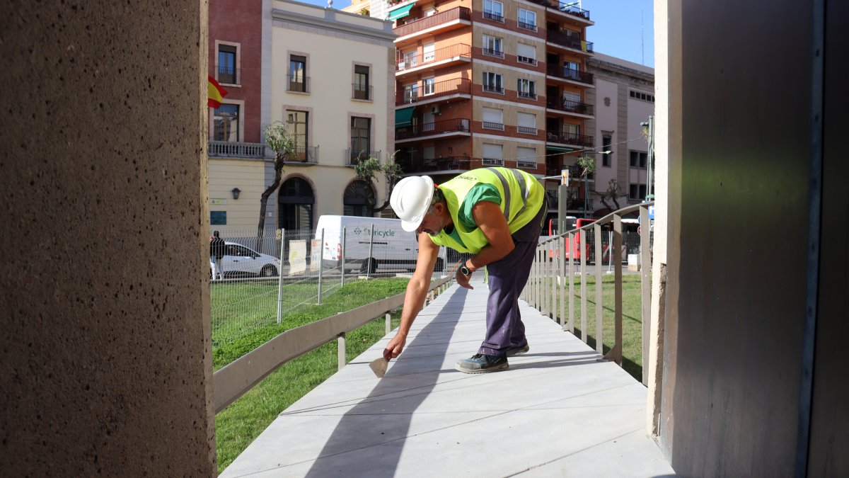 Imagen de archivo de una persona trabajando en la mejora de la rampa de accès en el circo romano de Tarragona