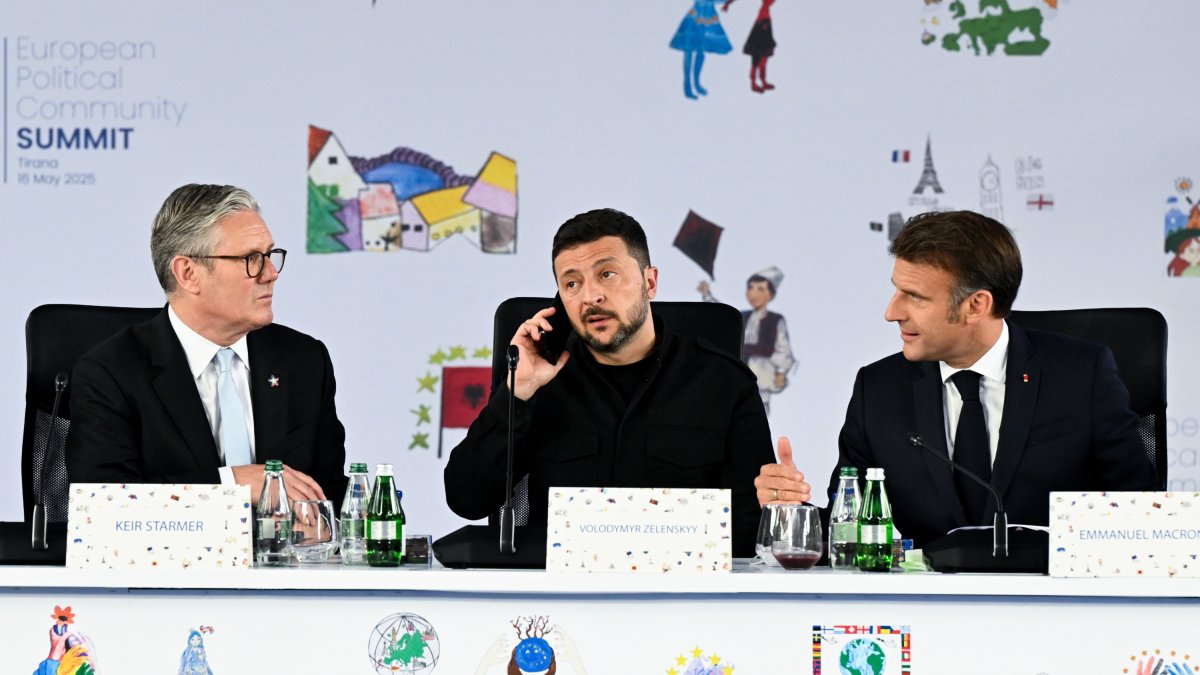 El president d'Ucraïna, Volodímir Zelenski, parla per telèfon al costat del primer ministre del Regne Unit, Keir Starmer, i del president de França, Emmanuel Macron