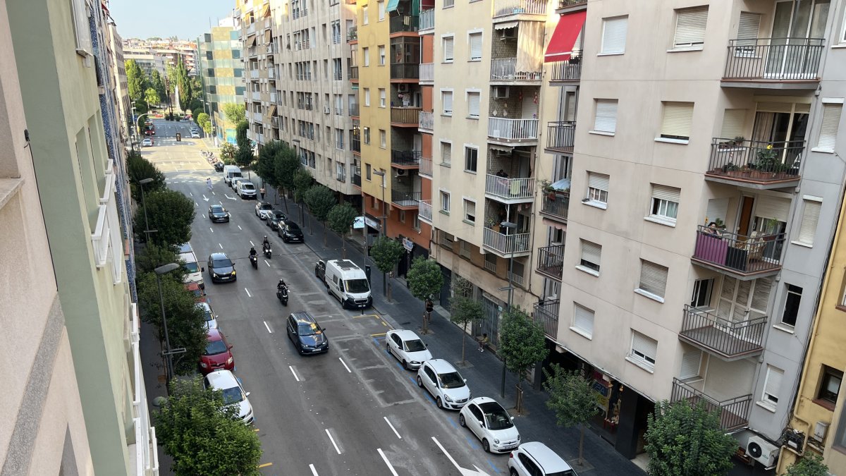 Imagen de varios vehículos circulando por la calle Pere Martell este fin de semana