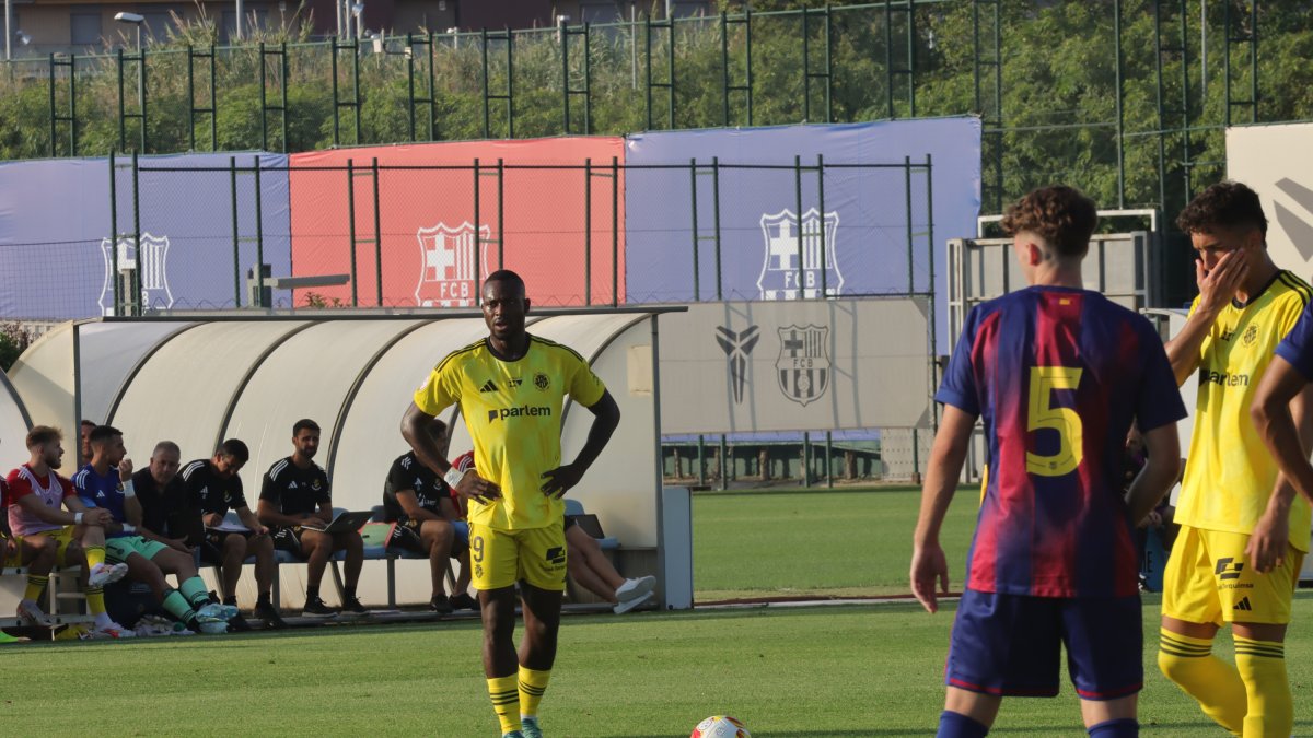 Cedric Omoigui abans de marcar el seu golàs de falta