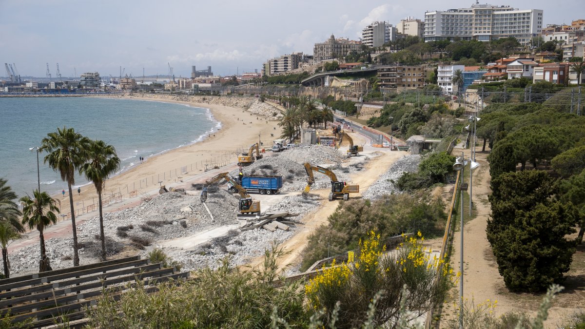 Imagen del pasado mes de mayo con los restos de la plataforma del Miracle en el suelo.