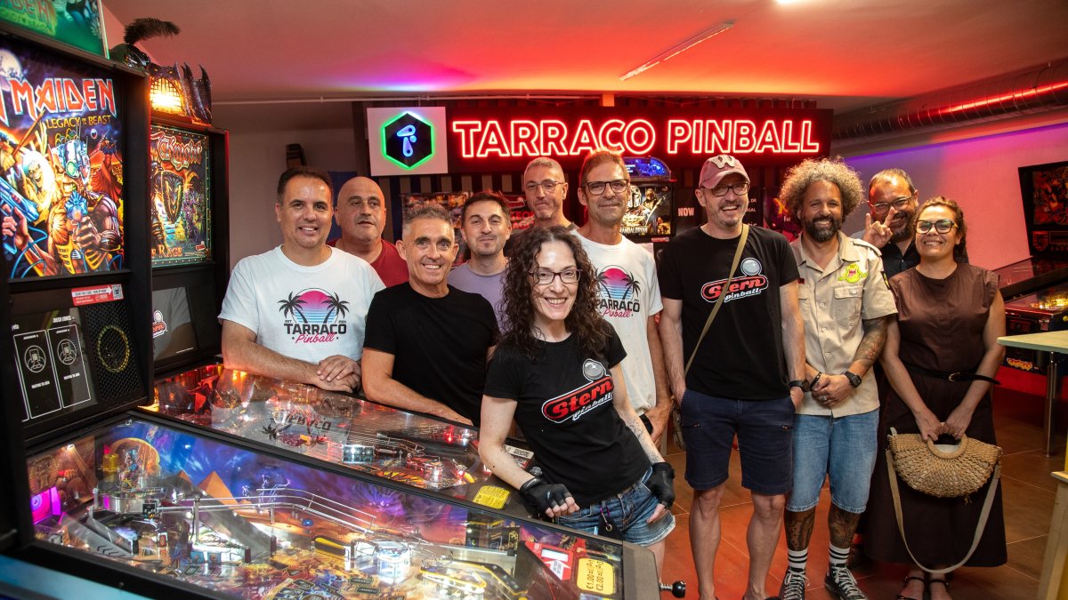 La presidenta de la Asociación Tarraco Pinball, Esther Montero, con algunos de sus socios.