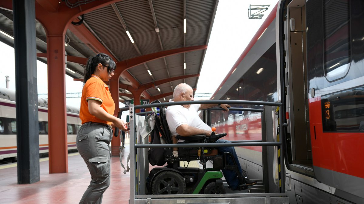 Imagen de un asistente de Adif Acerca utilizando una de las nuevas plataformas.