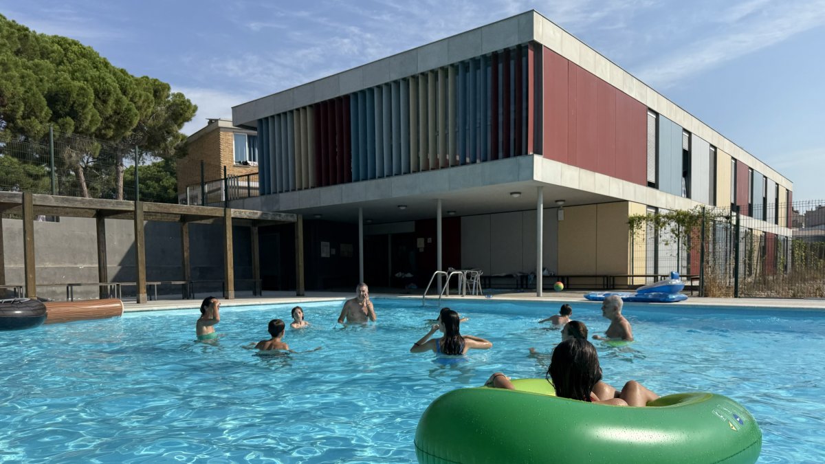 Familias disfrutando de la piscina de la casa de colonias Artur Martorell de Calafell.