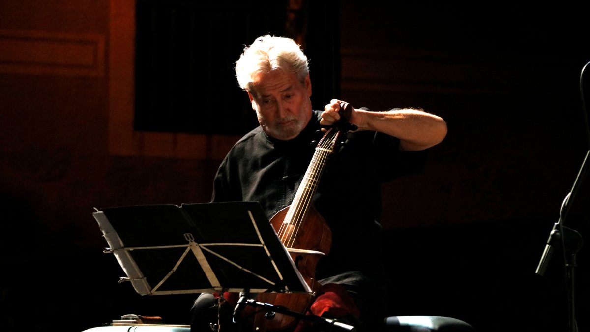 Jordi Savall tocant la viola de gamba al Festival Jordi Savall al monestir de Santes Creus