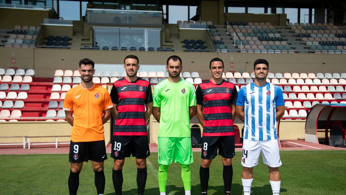 Els jugadors del Reus FC Reddis amb les tres equipacions i també la verda dels porters.