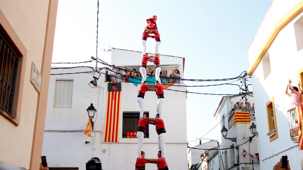 2 de 8 sense folre carregat de la Colla Joves Xiquets de Valls a la diada de la Mare de Déu d'Agost de la Bisbal del Penedès
