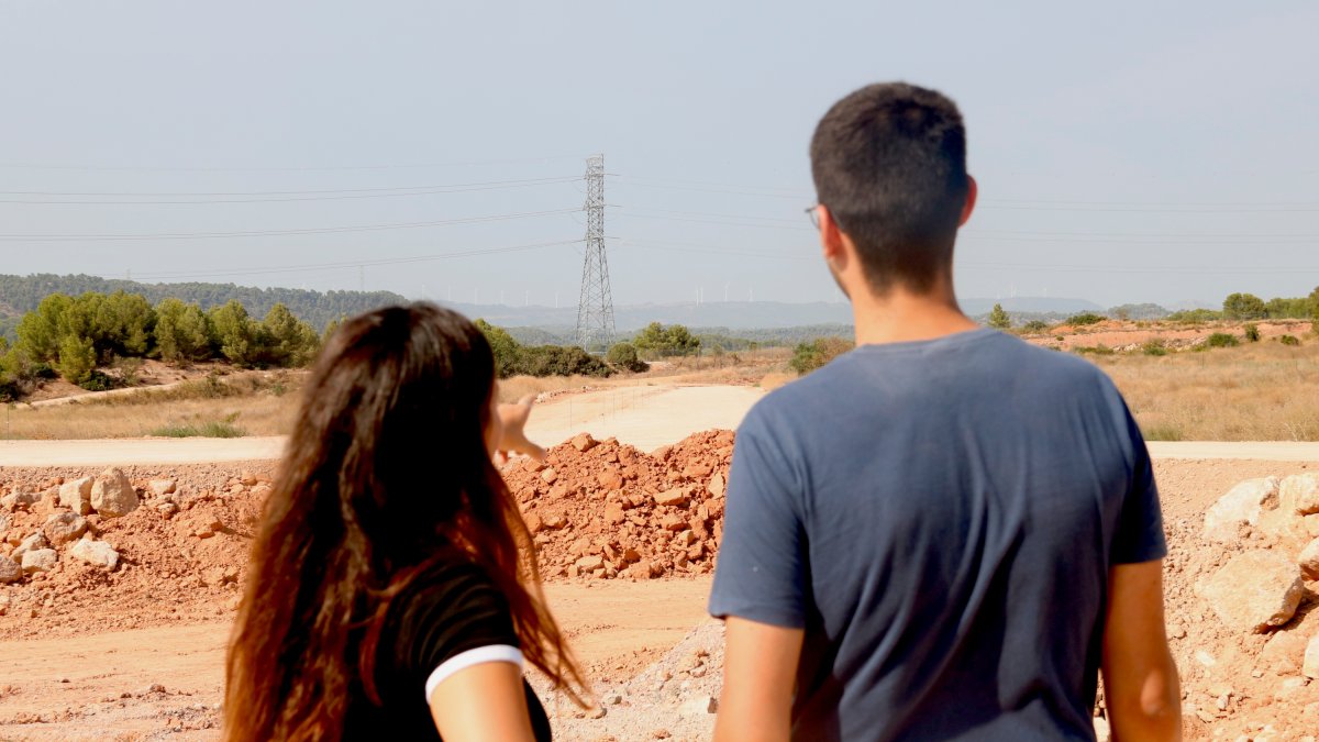 Dos de los miembros de la plataforma 'En peu de terra' en los terrenos donde se está construyendo el Logis Montblanc