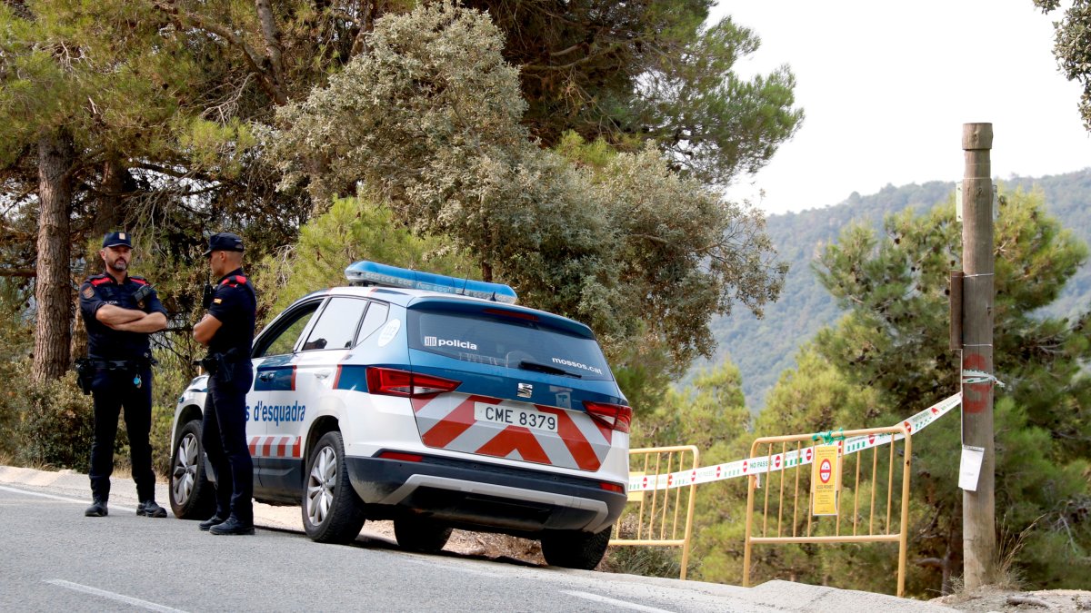 Una patrulla de los Mossos d'Esquadra controla que nadie acceda a los gorgs de la Febró