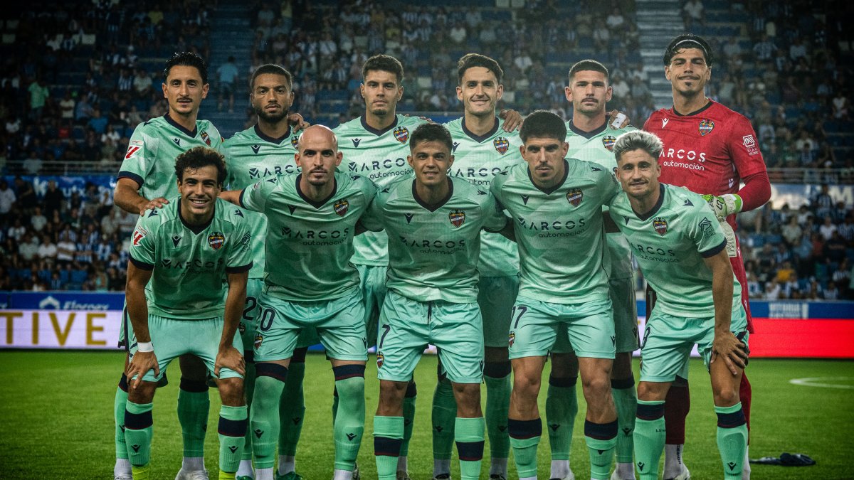 Roger Brugué 'Brugui' (número 7) en el centro de la imagen, antes de su primer partido en Primera.