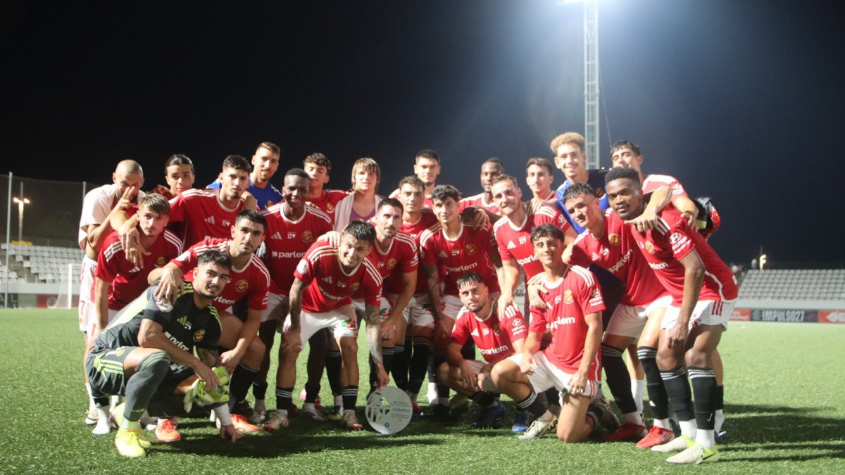 Los jugadores del Nàstic con el trofeo después del partido.