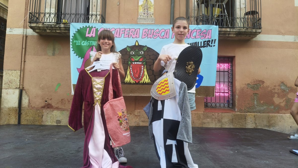 María Torguet y Aritz París, después de ser proclamados princesa y caballero de La Cucafera 2025.