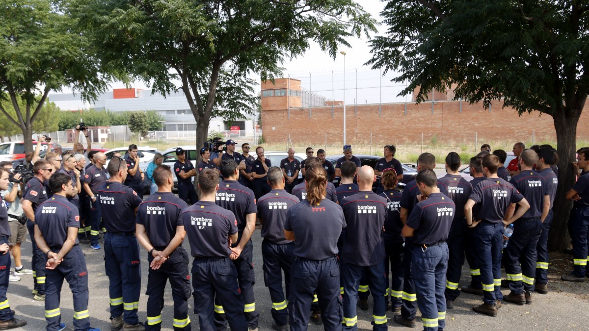 Reunión informativa en el parque de Bombers de Lleida antes de marcharse hacia los incendios del oeste de la península.