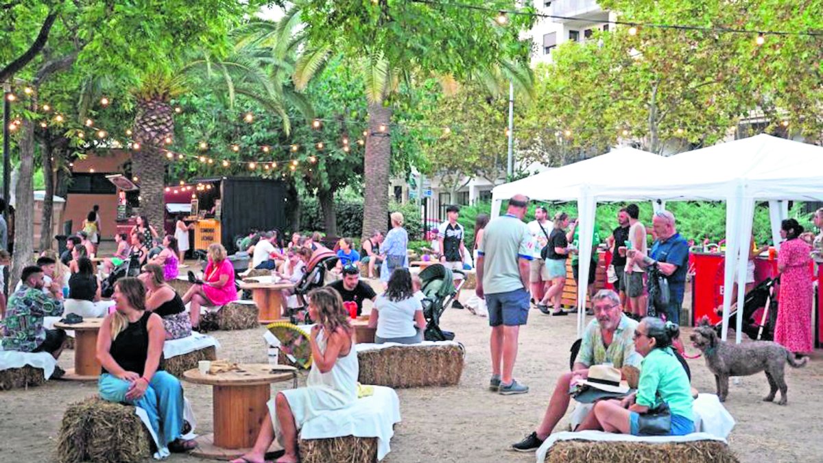 Imagen de archivo de la zona de bar en la última edición del Festival Pròleg de Cambrils al parque del Pescador.