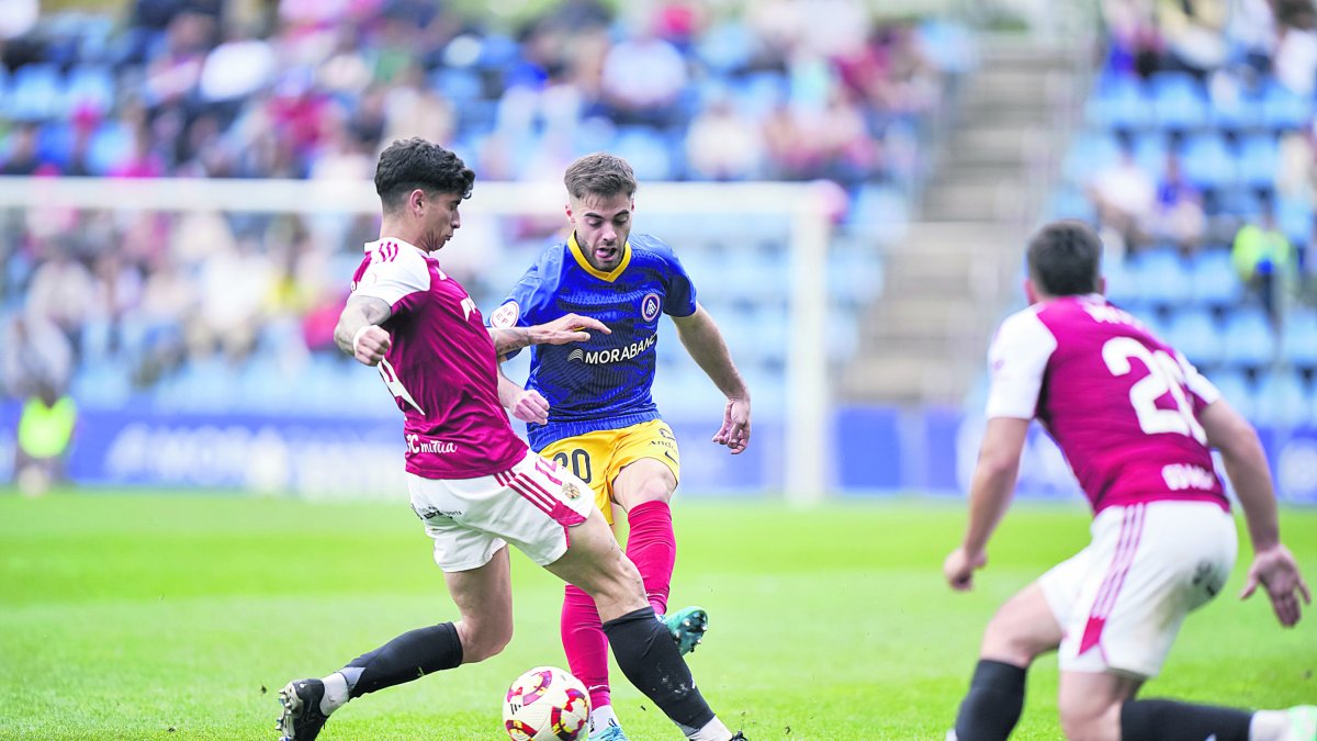 El lateral Martí Vilà pressionat per Óscar Sanz en el duel del Nàstic el curs passat a l’Estadi Nacional.