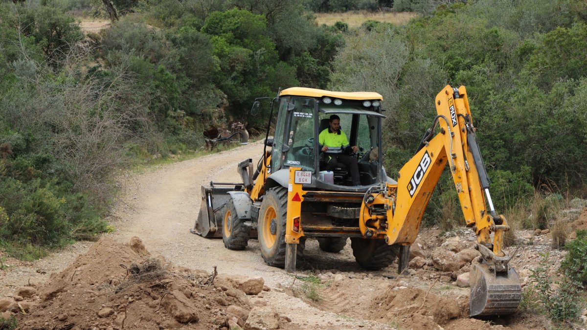 Obras en un camino en Roquetes