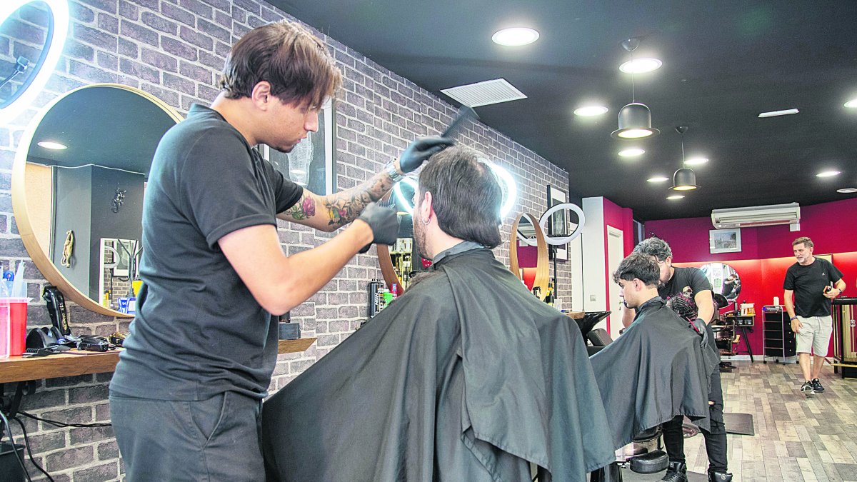 Imagen de una de las barberías con más público de la ciudad, con clientes habitualmente jóvenes.