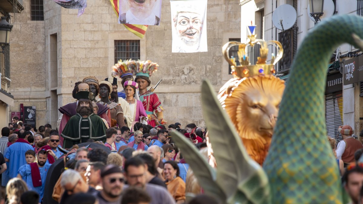 Imagen de archivo de elementos del Séquito durante la Procesión Solemne de San Pedro de Reus 2025. 