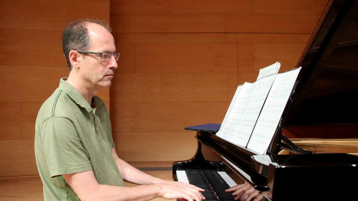 El pianista Miquel Villalba, durante el proceso de grabación del disco sobre el pianista Ricard Viñes, en el Auditorio Josep Carreras de Vila-seca.