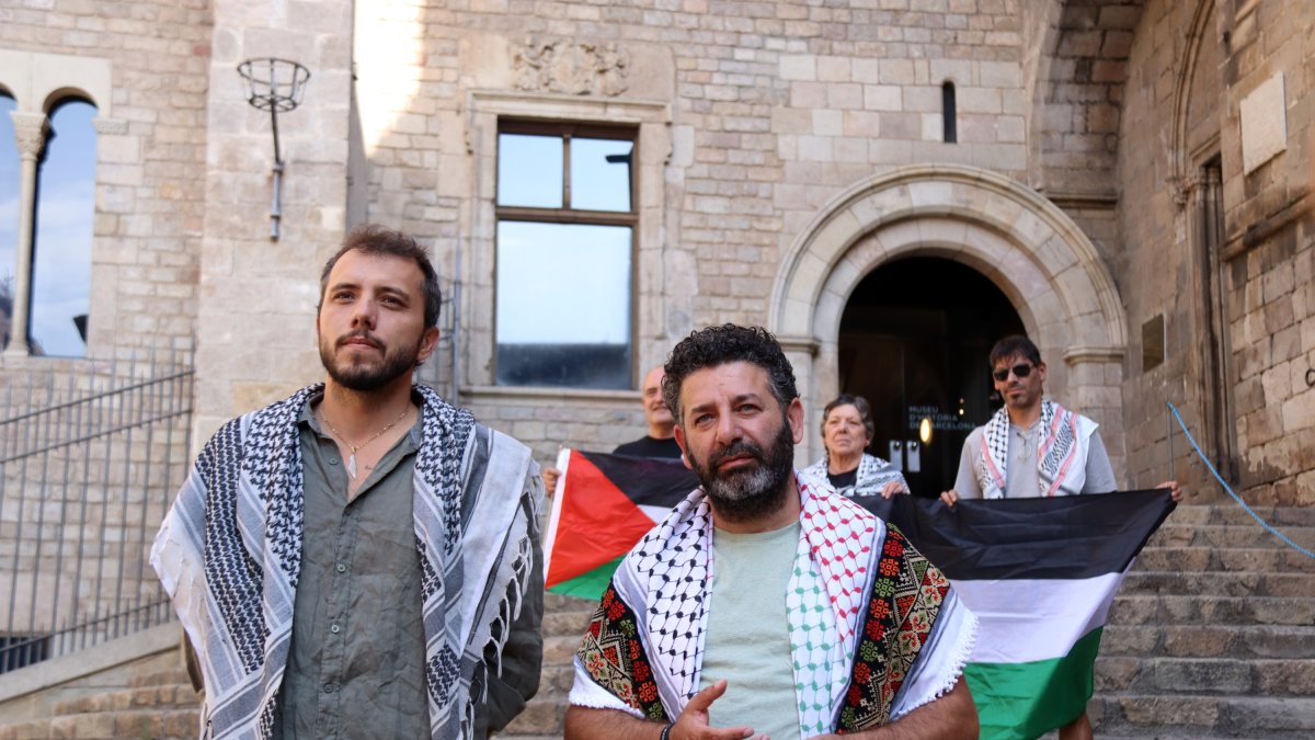 Thiago Ávila i Saif Abukeshek, coordinadores de Global Movement tono Gaza, antes de atender los medios en la plaza del Rei.