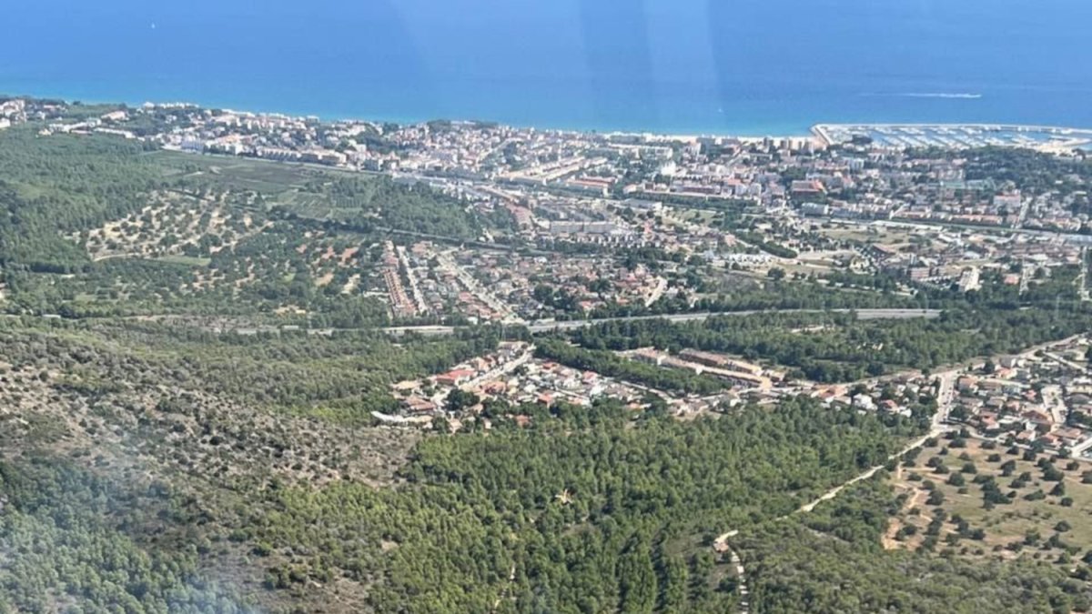 Vista aèria de l'incendi a Roda de Berà
