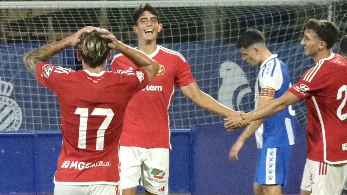 Marc Montalvo celebrant el gol contra l'Espanyol B.
