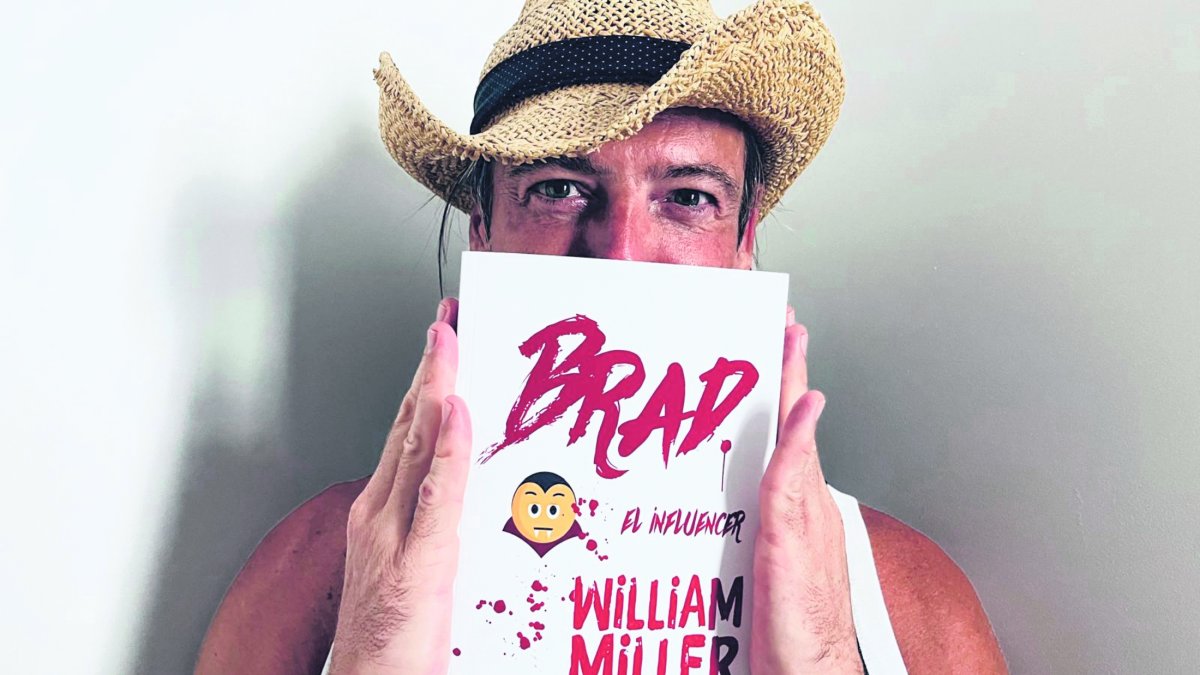 William Miller amb la seva primera novel·la Brad el Influencer durant l’entrevista amb EFE a Salou.