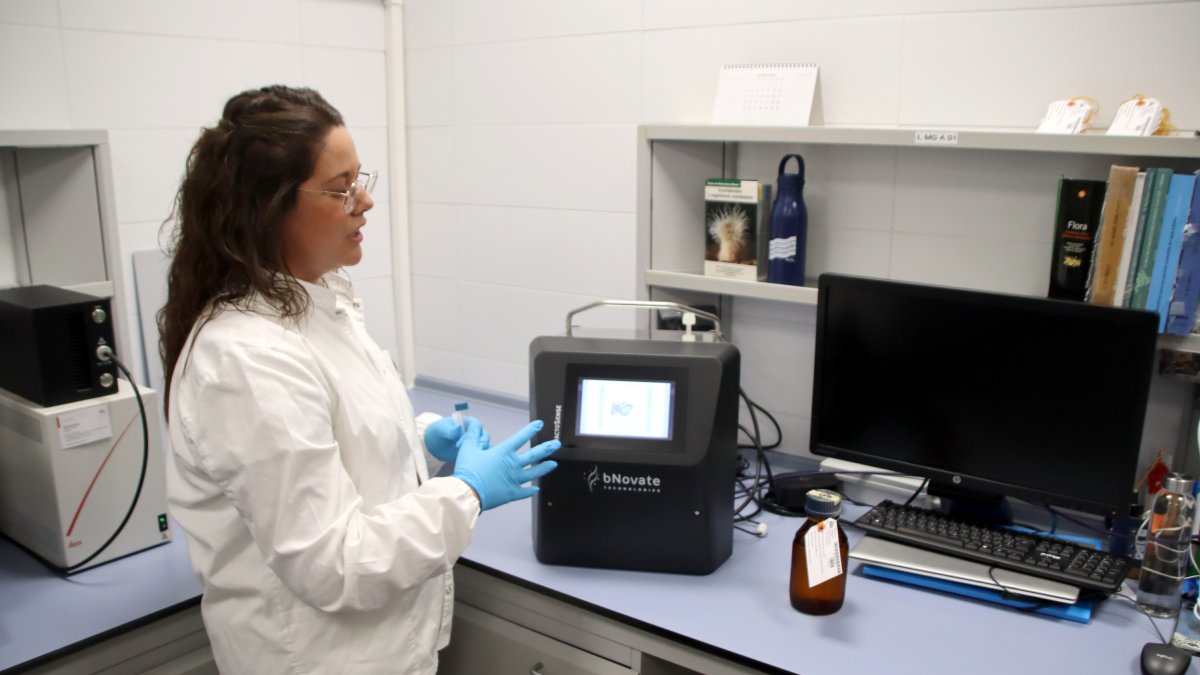 Una de las técnicas del laboratorio del CAT muestra el nuevo aparato que permite analizar el agua con rapidez.