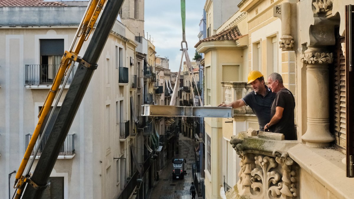 Imatge de les obres de col·locació de l'estructura d'acer per col·locar la nova torratxa